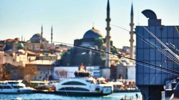 el puente de galata con pescadores foto