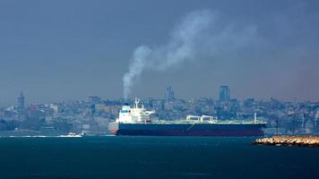 petrolero petroquímico de petróleo y gas en alta mar en el estrecho del Bósforo foto