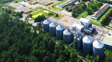 silos agrícolas. edificio exterior, almacenamiento y secado de granos, trigo, maíz, soja, girasol. foto