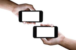 dos manos sosteniendo horizontalmente el smartphone negro con pantalla en blanco, aislado en fondo blanco. foto