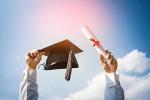 día de graduación, imágenes de graduados celebrando la graduación levantada, un certificado y un sombrero en la mano, sentimiento de felicidad, día de inicio, felicitaciones foto