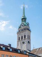S t. torre del reloj de la iglesia de san pedro en munich foto