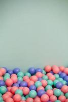 bolas de colores en un patio de juegos interior para niños foto