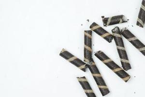 detalle corto de oblea rollo de chocolate sobre fondo blanco. foto