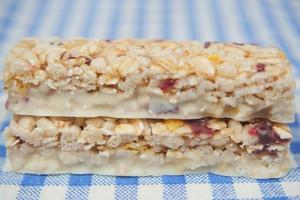 Barras de proteína de almendras, pasas y avena en la mesa foto