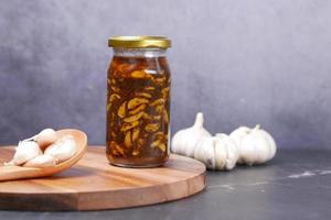 pepinillo de ajo casero en un frasco de vidrio sobre la mesa, foto