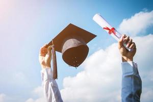 día de graduación, imágenes de graduados celebrando la graduación levantada, un certificado y un sombrero en la mano, sentimiento de felicidad, día de inicio, felicitaciones foto