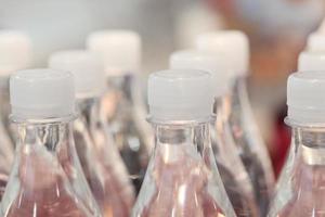 botellas de plástico de refresco en la mesa