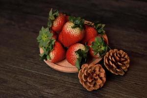 fresas en una bandeja de madera foto