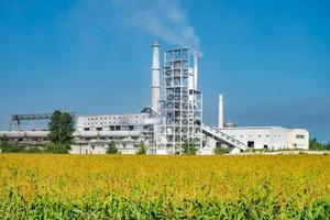 paisaje industrial contaminación ambiental residuos de fábrica de cemento. grandes tuberías de la planta de la empresa industrial. tubos de fábrica revestidos de cal y tiza foto