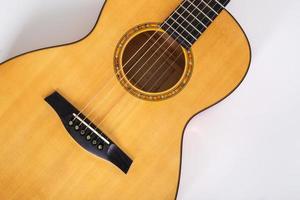 textura de madera de la cubierta inferior de guitarra acústica de seis cuerdas sobre fondo blanco. forma de guitarra foto