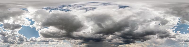 cielo azul nublado transparente hdri panorama 360 grados ángulo de visión con cenit y hermosas nubes para usar en gráficos 3d como cúpula del cielo o editar toma de drones foto