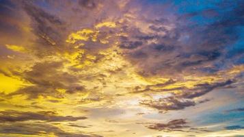 cielo colorido del atardecer en el crepúsculo foto