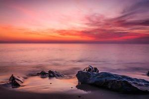 cielo de puesta de sol con espectaculares nubes de puesta de sol sobre el mar. hermoso amanecer sobre el océano foto