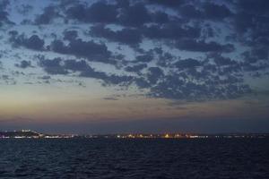 paisaje marino con la ciudad de kerch en el gorozont foto