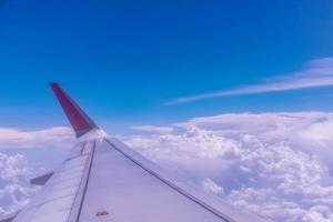 ala de un avión sobre nubes blancas. foto