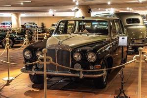 fontvieille, monaco - jun 2017 arena negra daimler ds 420 1970 en monaco top cars collection museum foto