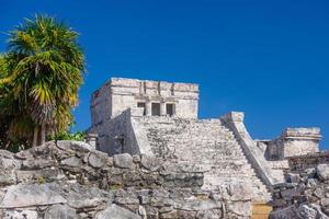 el castillo, ruinas mayas en tulum, riviera maya, yucatan, mar caribe, mexico foto