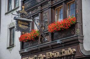 ruedesheim alemania - julio 2012 balkon con flores en el hotel altdeutsche weinstube el 22 de julio de 2012 en ruedesheim, alemania foto