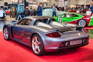 friedrichshafen - mayo 2019 plata porsche carrera gt 2002 en motorworld classics bodensee el 11 de mayo de 2019 en friedrichshafen, alemania foto