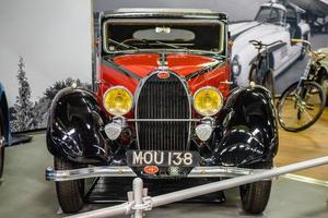 sinsheim, alemania - mai 2022 rojo negro bugatti type 57 ventoux 1935 foto