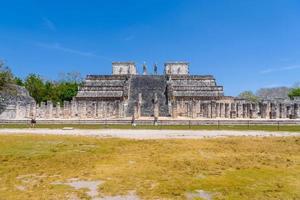 templo de los guerreros en chichén itzá, quintana roo, méxico. ruinas mayas cerca de cancun foto