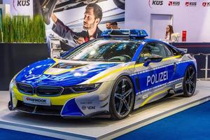 frankfurt, alemania - sept 2019 policía bmw i8 híbrido, exhibición de autos del salón internacional del automóvil iaa foto