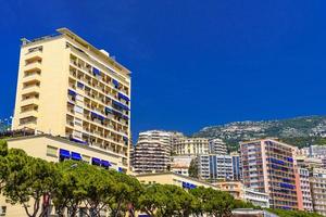 calle del centro de la ciudad con casas y hoteles, la condamine, monte-carlo, mónaco, cote d'azur, riviera francesa foto