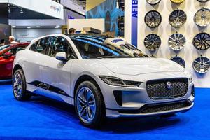 frankfurt, alemania - sept. 2019 white jaguar i-space es un crossover suv eléctrico a batería producido por la compañía automotriz británica jaguar land rover jlr, exhibición de autos del salón internacional del automóvil iaa foto