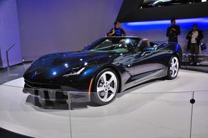 frankfurt - 14 de septiembre chevrolete corvette stingray convertible presentado como estreno mundial en la 65 iaa internationale automobil ausstellung el 14 de septiembre de 2013 en frankfurt, alemania foto