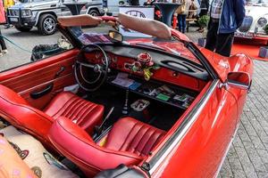 alemania, limburg - abr 2017 rojo vw volkswagen karmann-ghia typ 14 convertible cabrio 1955 en limburg an der lahn, hesse, alemania foto