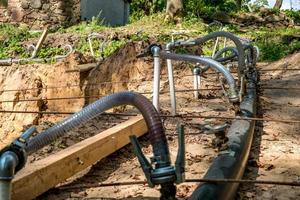 gasolinera. El sistema de drenaje de aguas subterráneas bombea agua fuera del suelo. ruta rural de grava de deshidratación foto