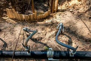 gasolinera. El sistema de drenaje de aguas subterráneas bombea agua fuera del suelo. ruta rural de grava de deshidratación foto