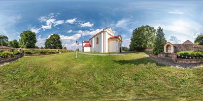 vista de ángulo de 360 grados de panorama hdri esférico completo sin fisuras cerca de la iglesia católica neogótica en un pequeño pueblo en proyección equirectangular con cenit y nadir, contenido ar vr foto