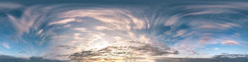 cielo azul nublado transparente hdri panorama 360 grados ángulo de visión con cenit y hermosas nubes para usar en gráficos 3d como cúpula del cielo o editar toma de drones foto