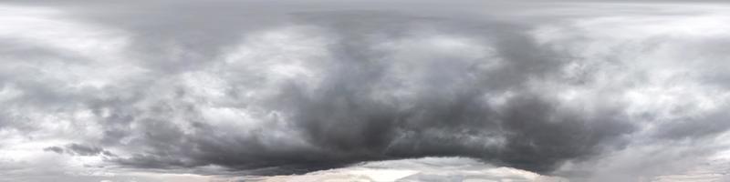 cielo oscuro nublado sin costuras antes de la tormenta panorama hdri vista angular de 360 grados con hermosas nubes con cenit para usar en gráficos 3d como cúpula del cielo o editar toma de drones foto