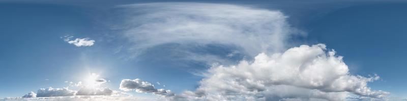 cielo vespertino sin costuras antes de la puesta del sol hdri panorama vista angular de 360 grados con hermosas nubes con cenit para usar en gráficos 3d como cúpula del cielo o editar toma de drones foto