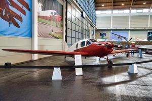 friedrichshafen - avión rojo de mayo de 2019 bellanca crusair senior 1946 en motorworld classics bodensee el 11 de mayo de 2019 en friedrichshafen, alemania foto