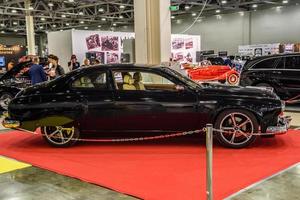 moscú - agosto 2016 gaz-12 zim tuning presentado en el salón internacional del automóvil mias moscow el 20 de agosto de 2016 en moscú, rusia foto