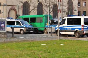 frankfurt, alemania - 18 de marzo de 2015 coches de policía, bloqueo de demostración foto