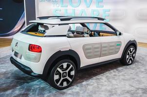 frankfurt - 21 de septiembre citroen cactus cline concepto presentado como estreno mundial en la 65ª iaa internationale automobil ausstellung el 21 de septiembre de 2013 en frankfurt, alemania foto