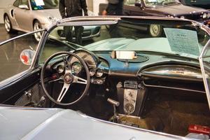 friedrichshafen - interior de mayo de 2019 de plata chevrolet corvette c1 1961 cabrio en motorworld classics bodensee el 11 de mayo de 2019 en friedrichshafen, alemania foto