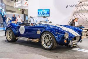 frankfurt, alemania - sept 2019 blanco azul shelby cobra retro classic car cabrio roadster, iaa international motor show auto exhibtion foto