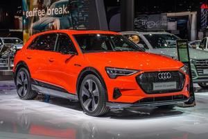 frankfurt, alemania - sept 2019 rojo audi e-tron 55 quattro suv coche eléctrico, iaa international motor show auto exhibtion foto