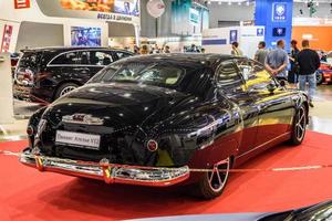 moscú - agosto 2016 gaz-12 zim tuning presentado en el salón internacional del automóvil mias moscow el 20 de agosto de 2016 en moscú, rusia foto