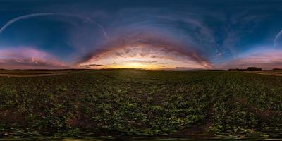 panorama hdri esférico completo sin costuras Vista de ángulo de 360 grados entre campos en la puesta de sol de la tarde de otoño con nubes impresionantes en proyección equirectangular, listo para la realidad virtual vr ar foto