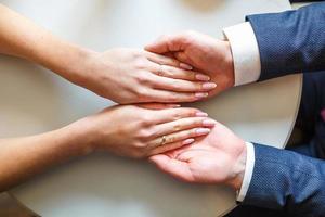 pareja romántica tomados de la mano. amantes o recién casados pareja joven casada en romance. tema de la boda vista superior foto