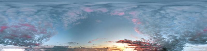 cielo oscuro transparente después de la puesta del sol hdri panorama vista angular de 360 grados con hermosas nubes con cenit para usar en gráficos 3d o desarrollo de juegos como cúpula del cielo o editar toma de drones foto