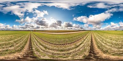 vista de ángulo de 360 grados de panorama hdri esférico completo sin costuras entre campos en un día soleado de otoño con impresionantes nubes en proyección equirectangular con cenit y nadir, listo para realidad virtual vr ar foto