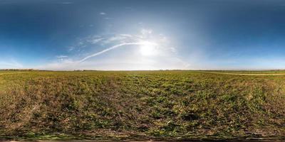 vista de ángulo de 360 grados de panorama hdri esférico completo sin costuras entre campos en un día soleado de otoño con impresionantes nubes en proyección equirectangular con cenit y nadir, listo para realidad virtual vr ar foto